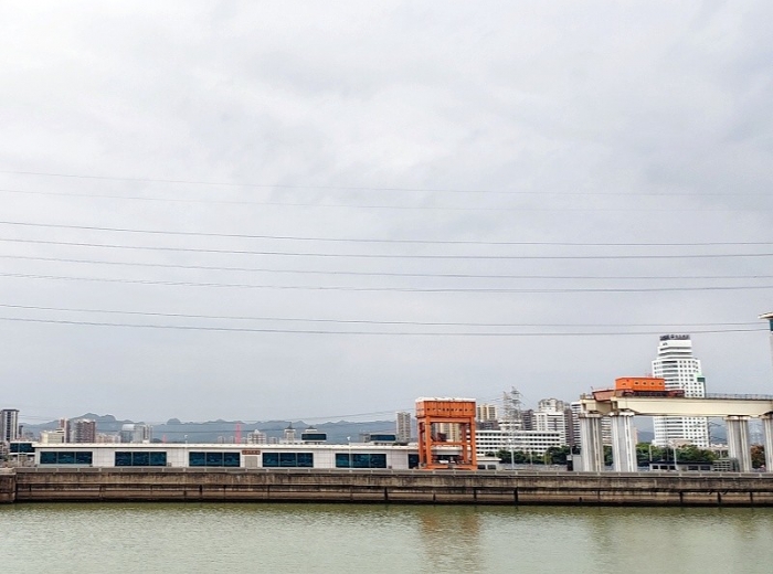 豪华游船两坝一峡半日游【船过葛洲坝船闸+西陵峡】图4