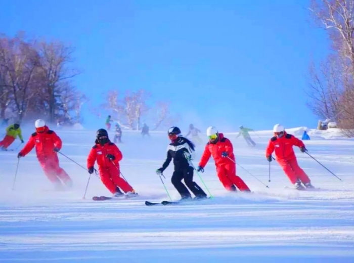 宜昌到五峰滑雪二日游 住五峰假日游酒店享受双滑刺激图2