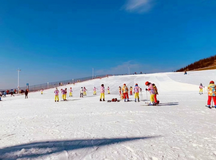 五峰滑雪一日游 五峰国际滑雪场多少钱 怎么去五峰国际滑雪场图1