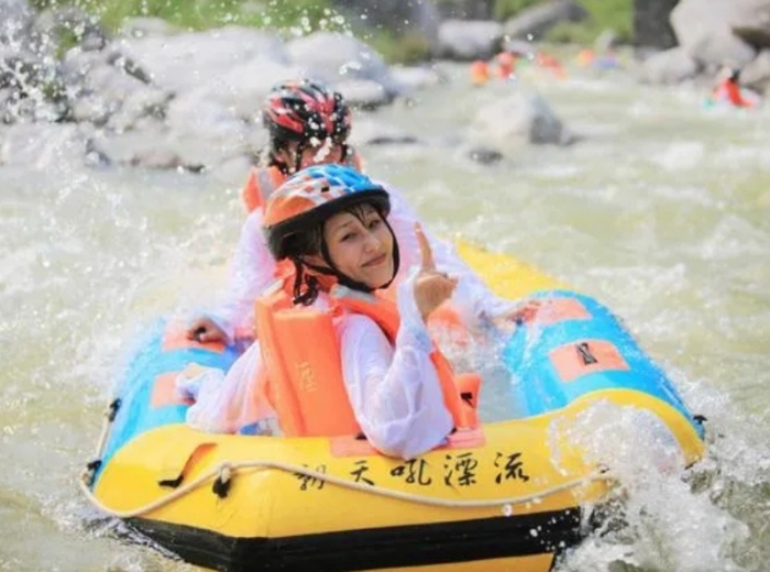 朝天吼漂流，解锁湖北宜昌的流量密码，三种漂流方式任您选<白漂+夜漂+洞漂>图4