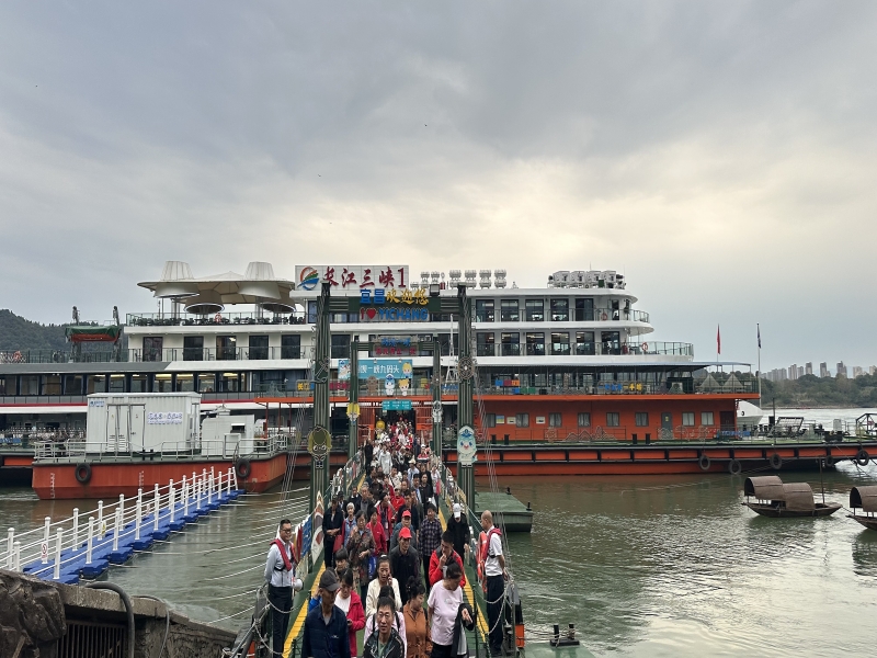 三峡游客中心停靠的两坝一峡游船