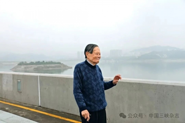 7年前，杨振宁在湖北提出一个关于三峡纤夫的问题