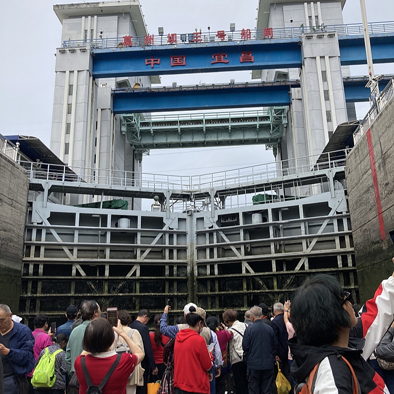 过葛洲坝船闸