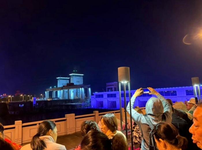 长江夜游：两岸霓虹缀宜昌，一舟枕浪望三峡图2