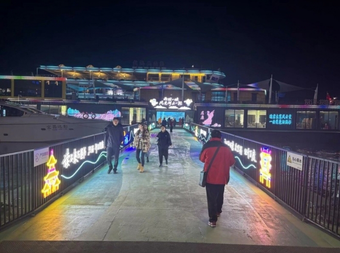 长江夜游：两岸霓虹缀宜昌，一舟枕浪望三峡图3