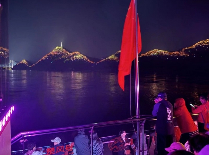 长江夜游：两岸霓虹缀宜昌，一舟枕浪望三峡图4