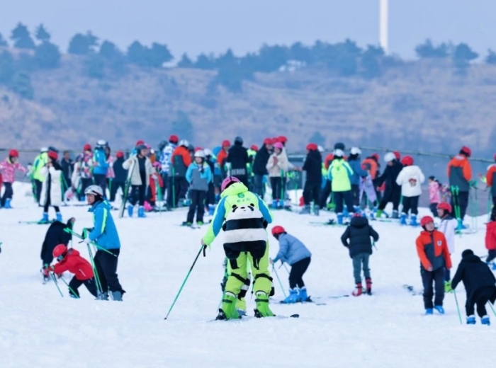 2026宜昌百里荒滑雪一日游价格/行程（更近、更酷、更好玩  全新升级超长滑道）图1