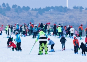 2026宜昌百里荒滑雪一日游价格/行程（更近、更酷、更好玩  全新升级超长滑道）