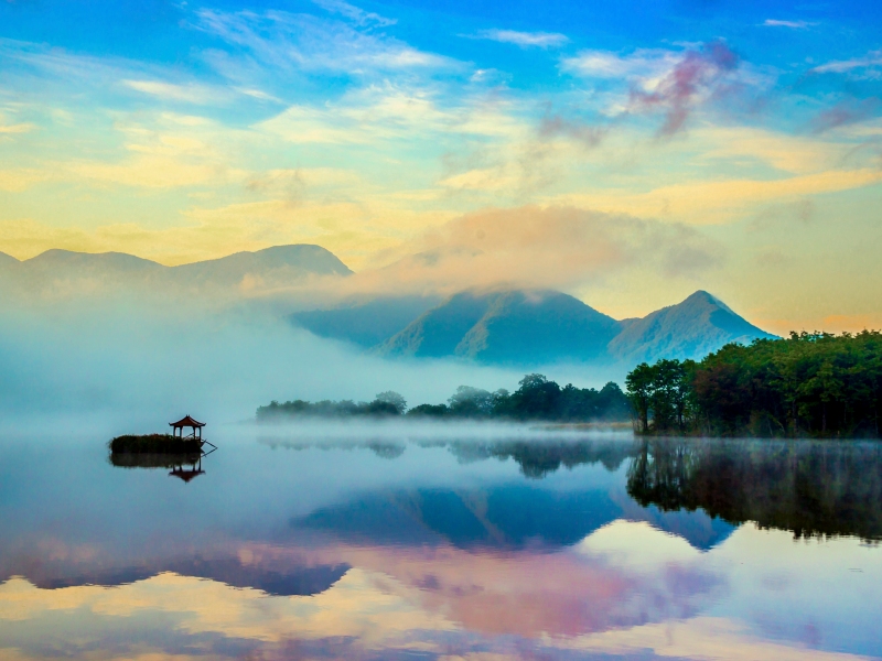 【九湖晨光】说明：2015年8月25日拍于神农架大九湖景区  作者：孙峰涛  电话：13607276255  邮箱：2939279550@pp.com  住址：襄阳市中原路领秀中原3号楼102房_副本