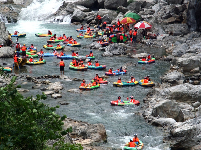 九畹溪漂流人多火爆(1)_副本