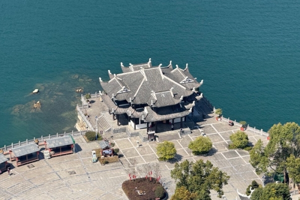 五一去清江画廊适合带老人和小孩去吗？