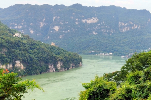 乘坐游船进入三峡人家一路上都经过了那些景点？