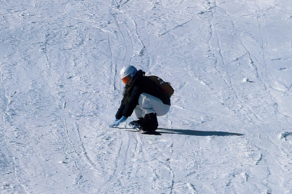 滑雪单板和双板哪个难?第一次滑雪，选单板还是双板好？