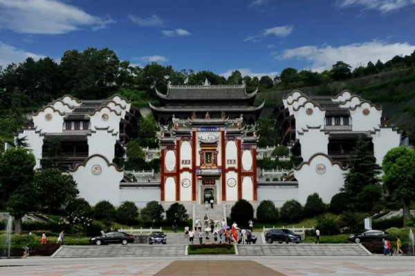 如果自己想去屈原故里应该怎么去？坐什么车最方便？